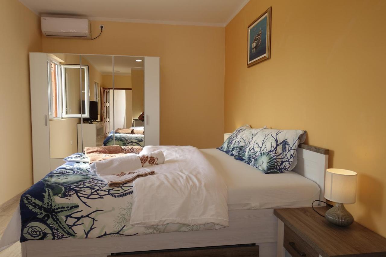 Apartments Leon Нін Екстер'єр фото